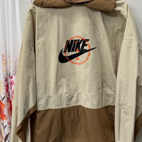 Women's Sports Utility 1/2-Zip Jacket
Nike Sportswear
Revolution - Picture 3 of 4